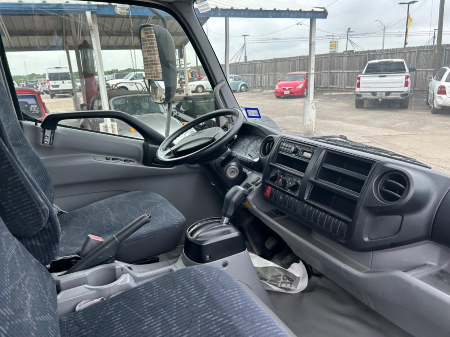 2016 White Hino XJC720 16' Box Truck (JHHRDM2H6GK) with an 5.1L 4cy engine, Automatic transmission, located at 1687 Business 35 S, New Braunfels, TX, 78130, (830) 625-7159, 29.655487, -98.051491 - Photo#7